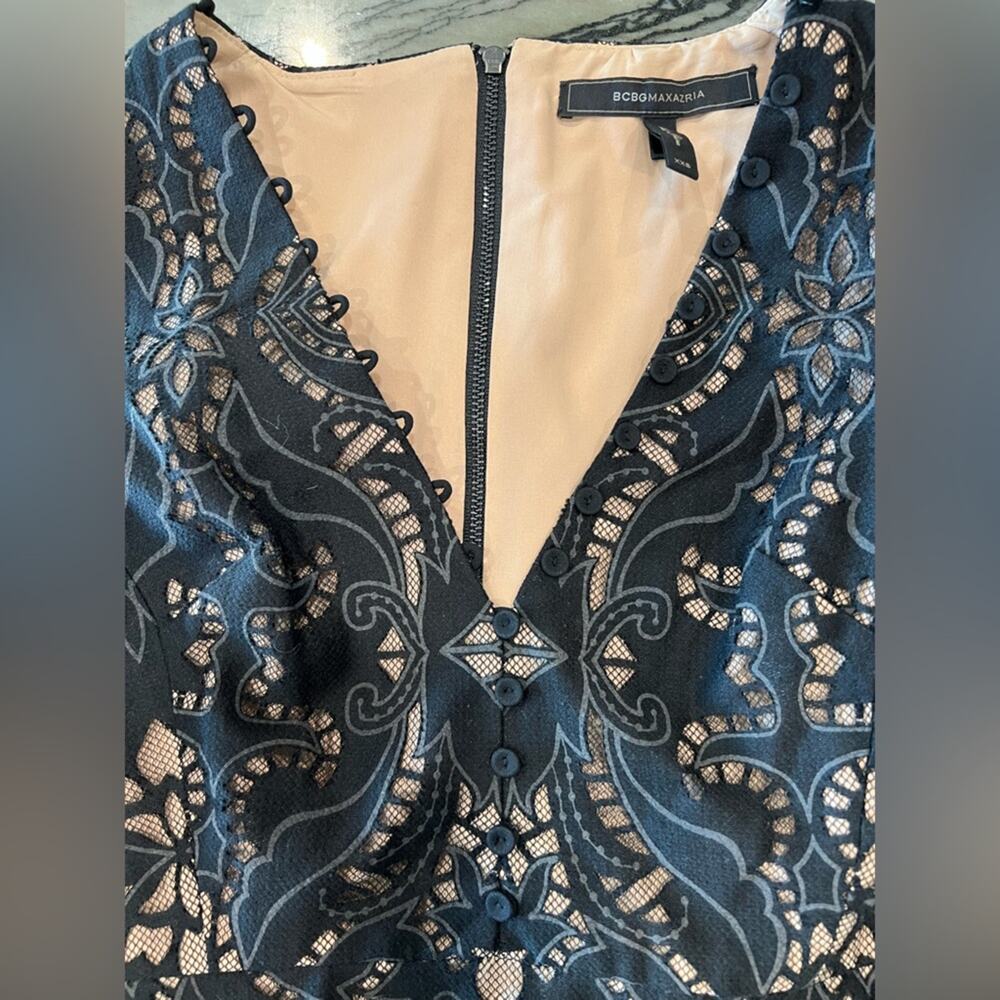 BCBGMaxAzria XXS Black and Cream Lace Fitted Deep V-Neck Peplum Top Retail $228 - Picture 3 of 8